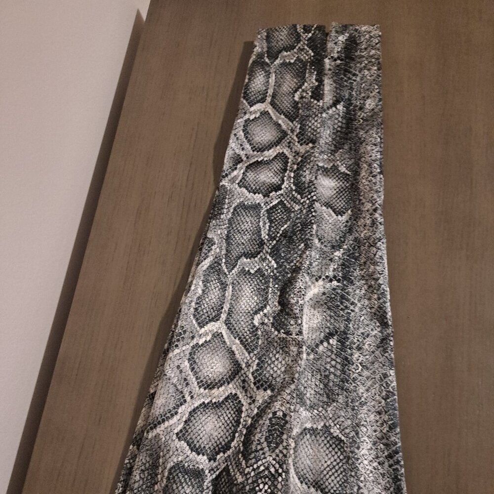Adele Fado Firenze Stylish Snake Print Silver Grey Stretchy Cropped Pants Size M